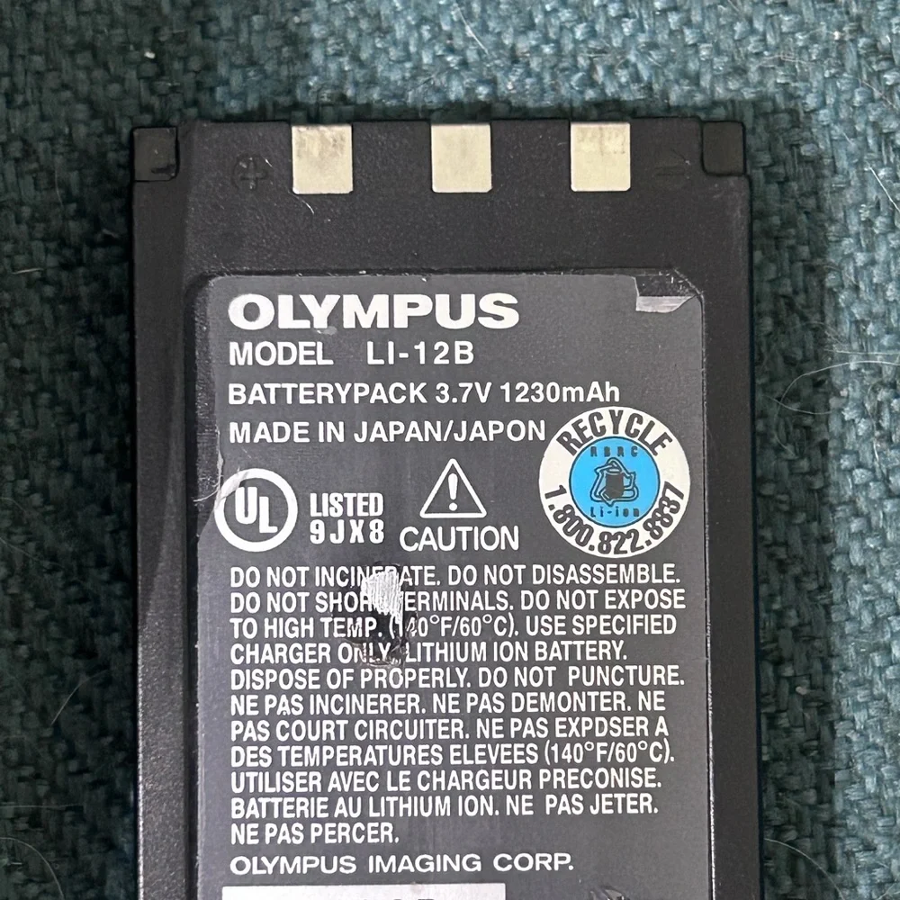 Olympus‎ stylus 500 digital camera silver w/battery and charger, not working